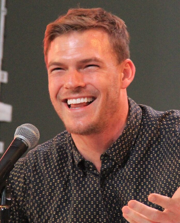 Quels la taille et le poids de Alan Ritchson?